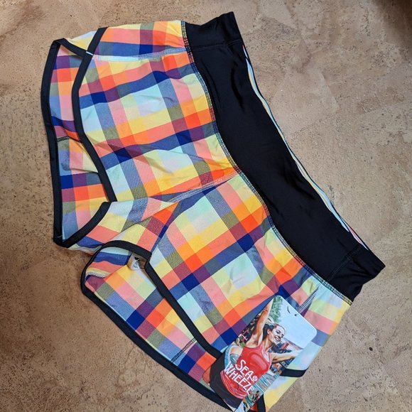 Size 6 NWT 2013 seawheeze Lululemon - Picture 1 of 2